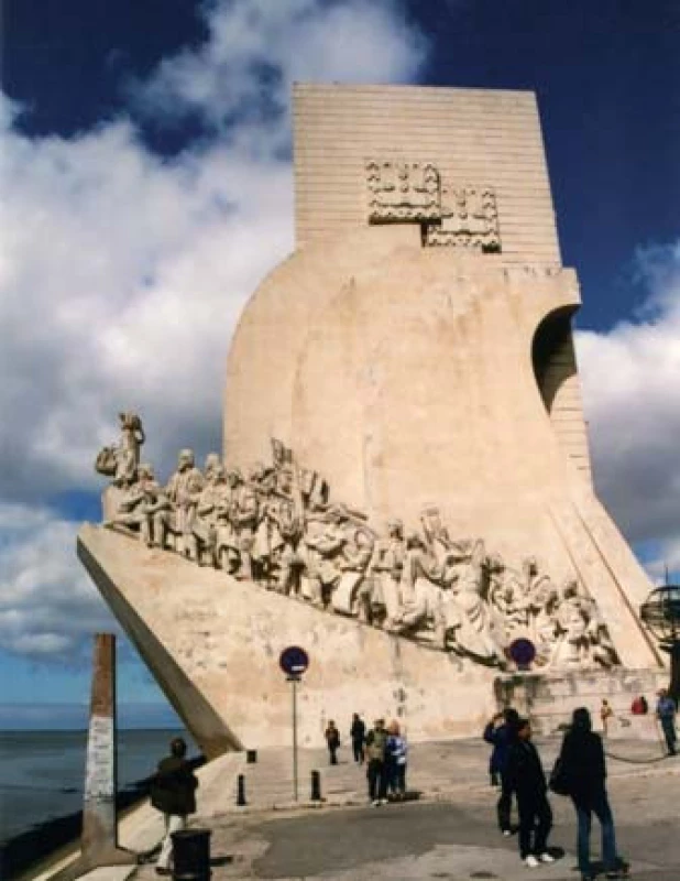 Monumentální pomník mořeplavců a objevitelů.