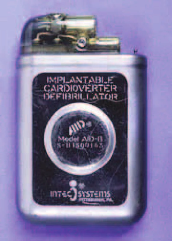 Jeden z prvních ICD. Tento model AID-B firmy INTEC System pochází z roku 1982. Jednalo se o neprogramovatelný přístroj schopný pouze vysokoenergetického výdeje.
