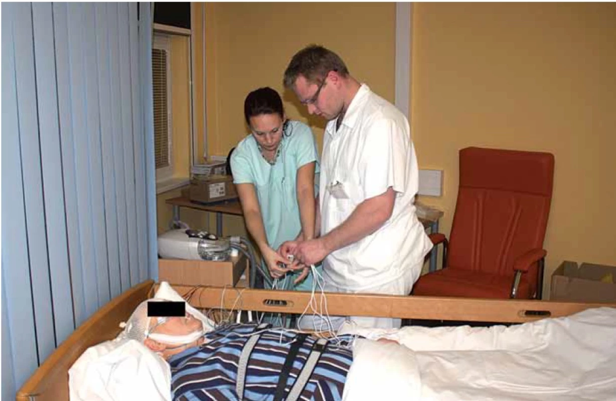 Napojování elektrod a snímačů pro polysomnografické vyšetření ve spánkové laboratoří Kardiovaskulárního spánkového výzkumného centra ICRC.