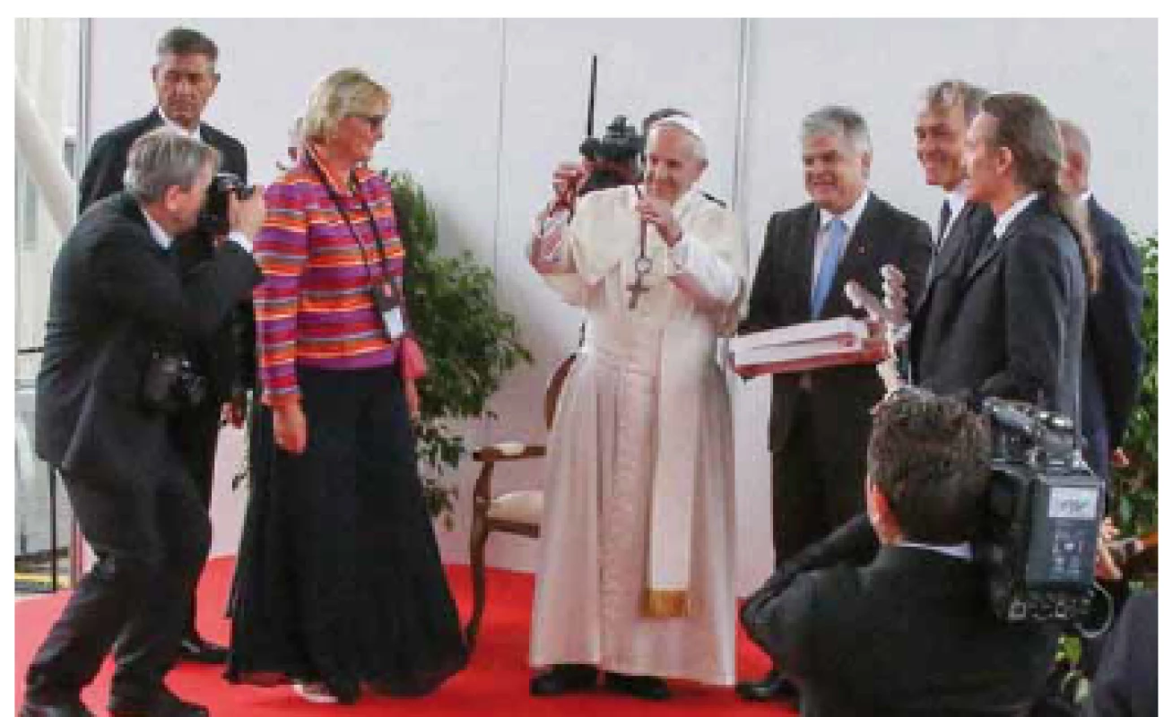 Papež František s dárkem – fonendoskopem.