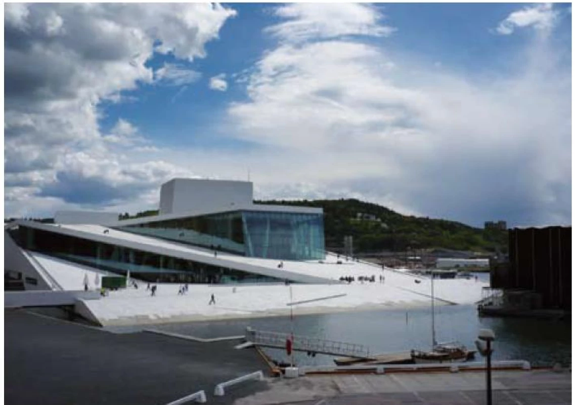 Nová budova opery na pobřeží Oslofjordu.
